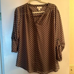 Light and airy Loft top. Sleeve length adjusts w/ button
